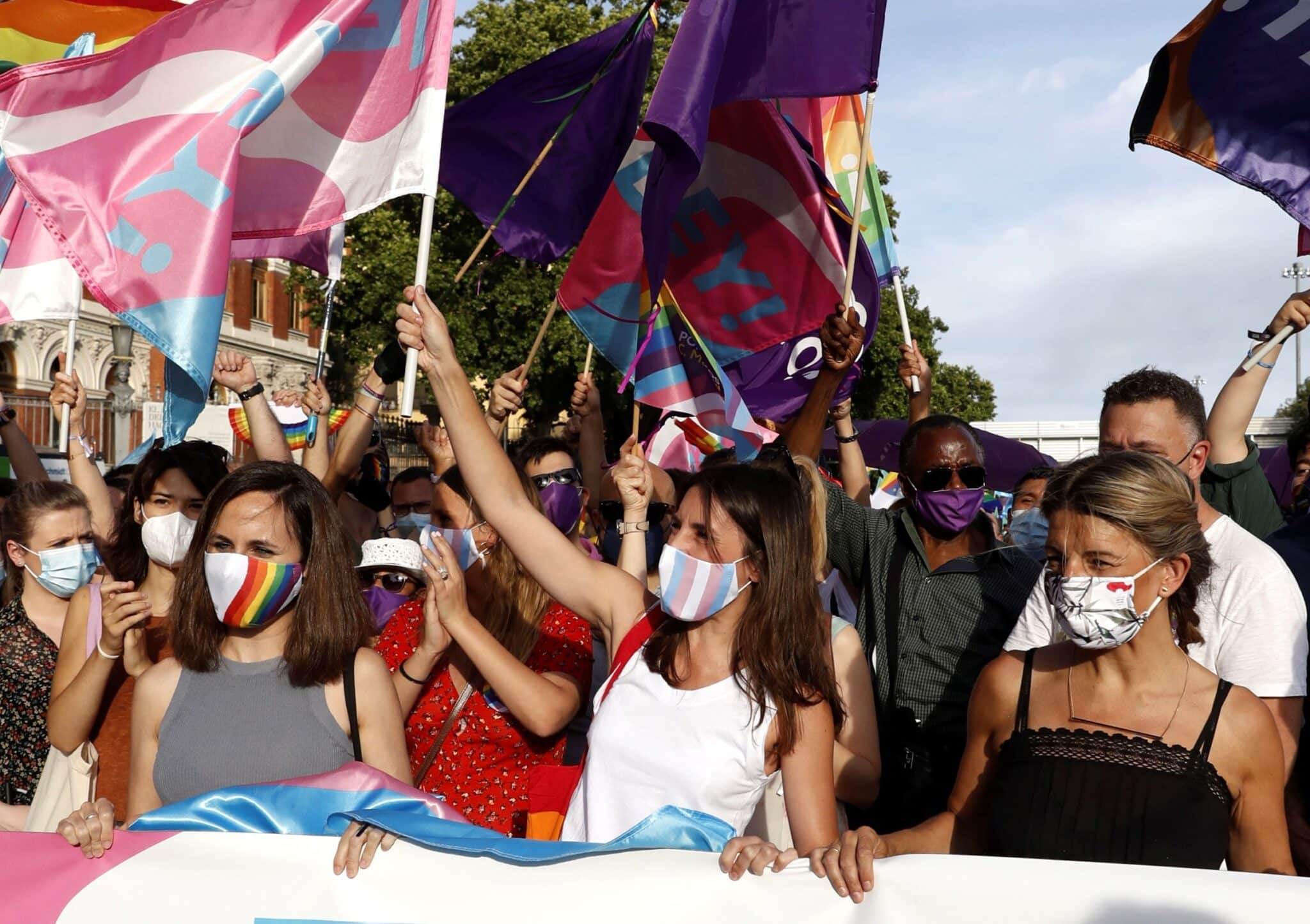 Las ministras (i-d) Ione Belarra, Irene Montero y YolandaDíaz, durante la marcha del Orgullo LGTBI