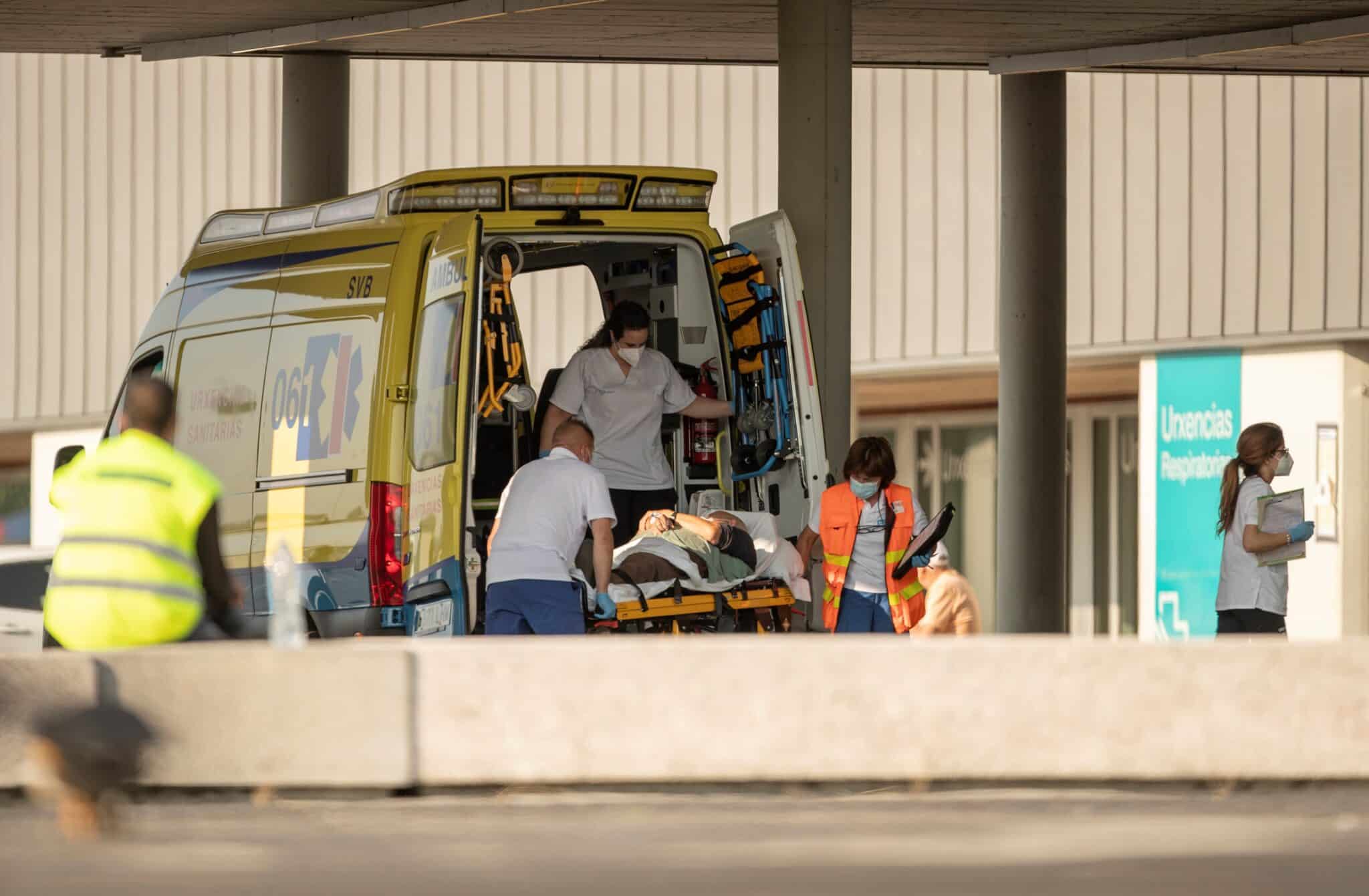 Una ambulancia en Urgencias del hospital HULA en Lugo
