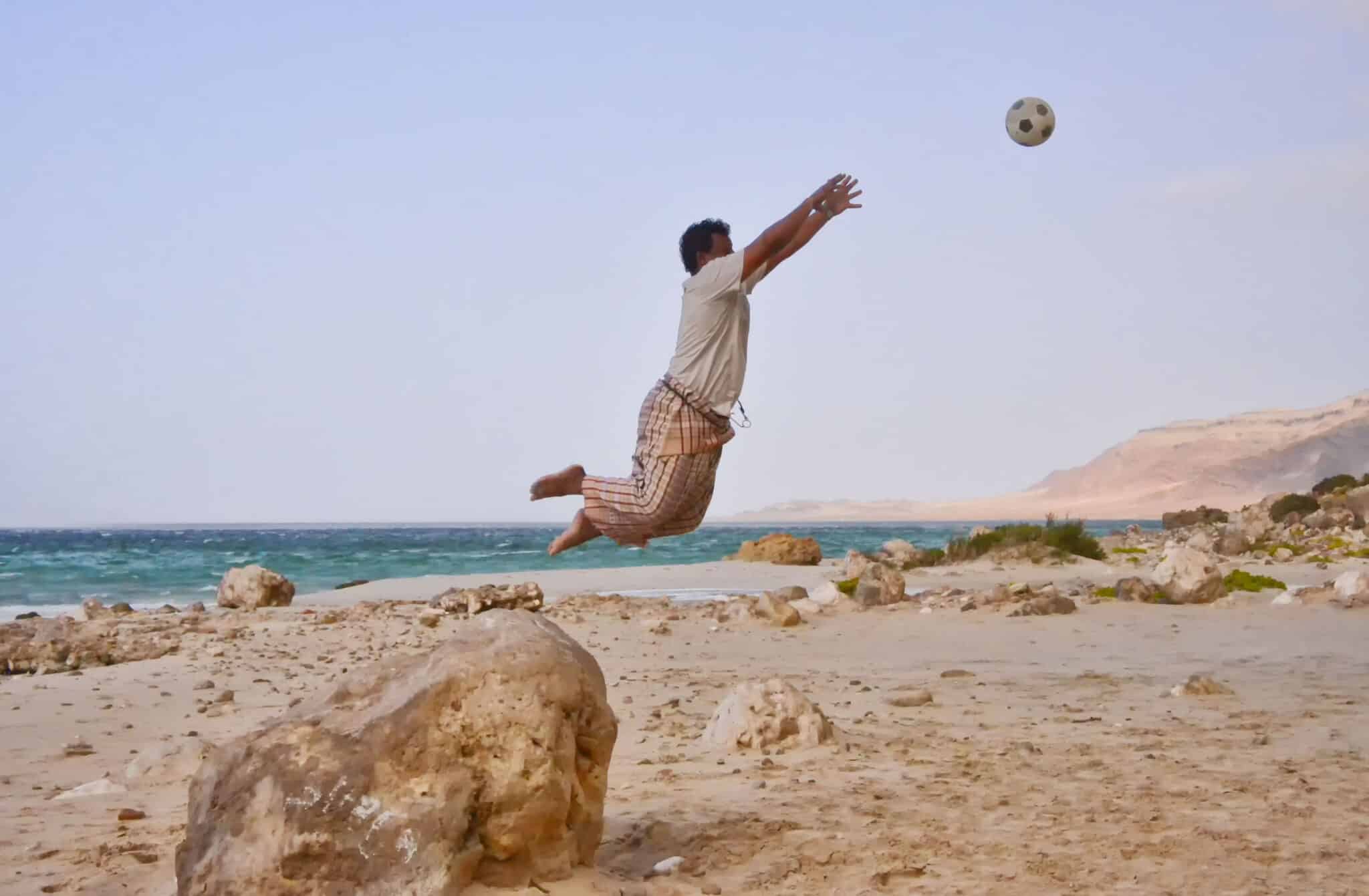 Un vecino de la isla juega al fútbol en la playa. Rod Waddington