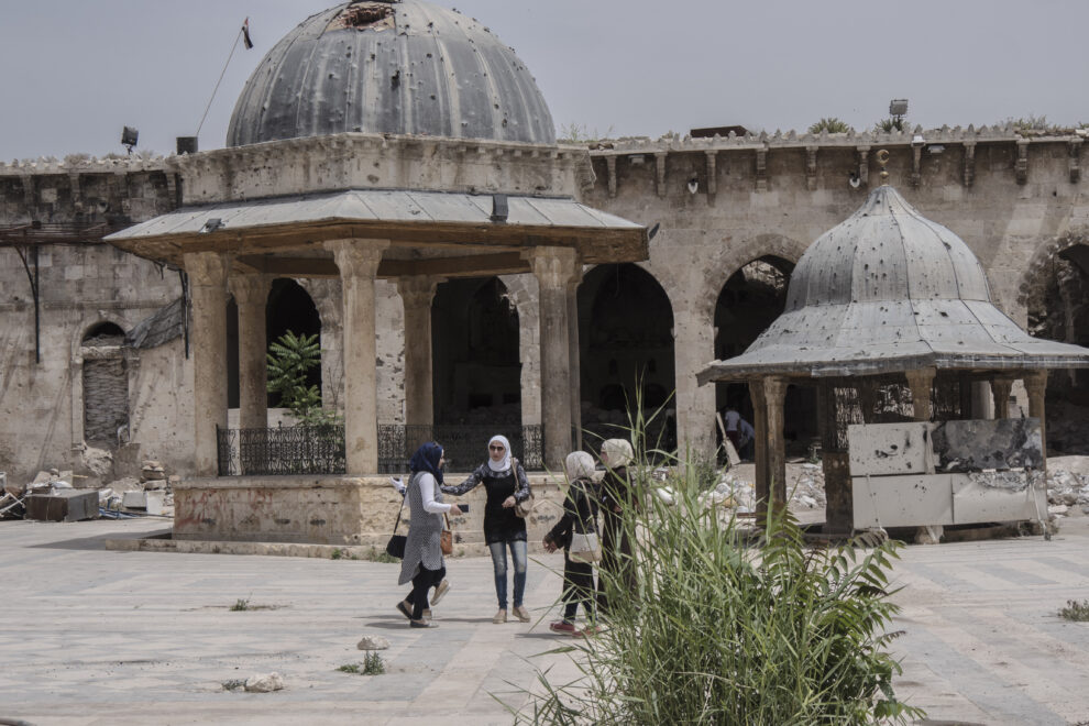 Unas jóvenes visitan los restos de la Gran Mezquita de los Omeyas, en el Alepo viejo