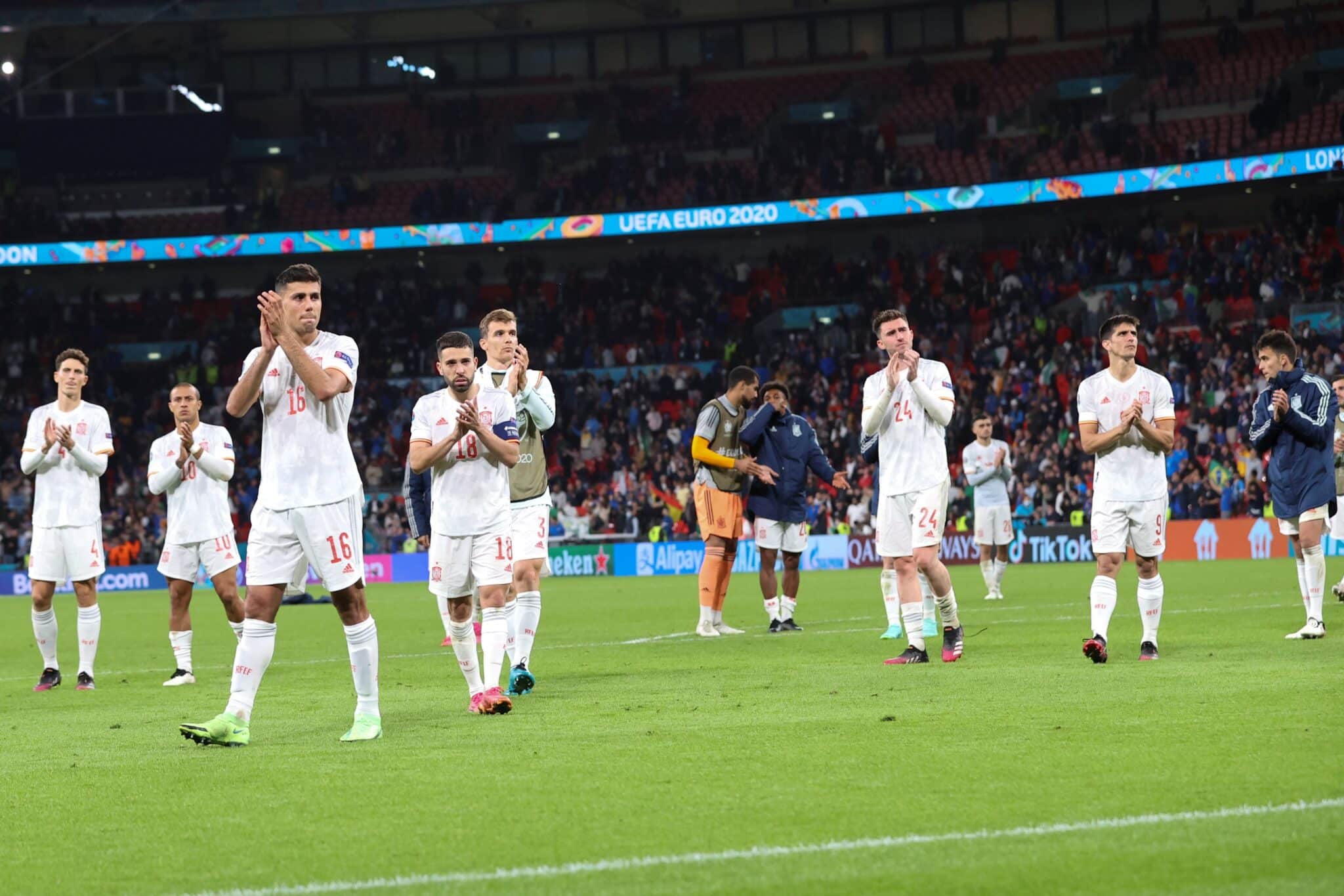 Los jugadores de España aplauden a los hinchas tras caer eliminados