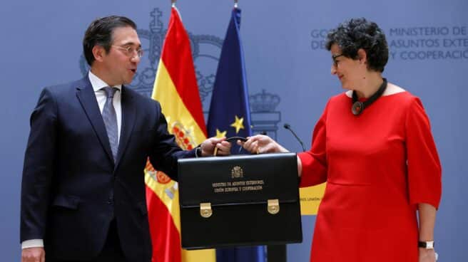 El ministro de Asuntos Exteriores, Unión Europea y Cooperación, José Manuel Albares, recibe la cartera ministerial de manos de su predecesora, Arancha González Laya José Manuel Albares toma el relevo de Arancha González Laya en el Ministerio de Exteriores