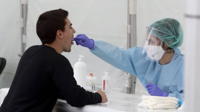 España supera los 10 millones de casos de coronavirus y suma 408 muertes más Imagen de archivo pruebas diagnósticas coronavirus.