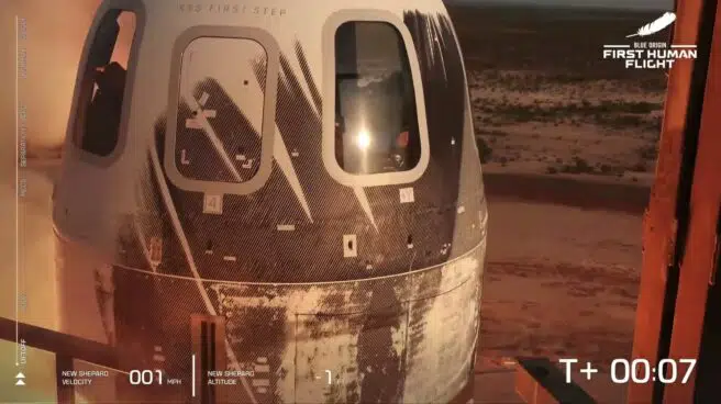 Jeff Bezos aterriza con éxito tras su viaje de diez minutos al espacio