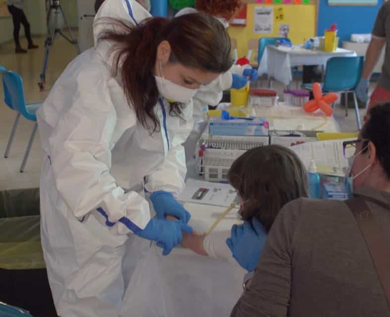 Una investigadora hace una prueba a un niño en la investigación.