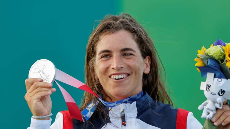 La española Maialen Chourraut celebra en el podio tras recibir la medalla de plata en kayak