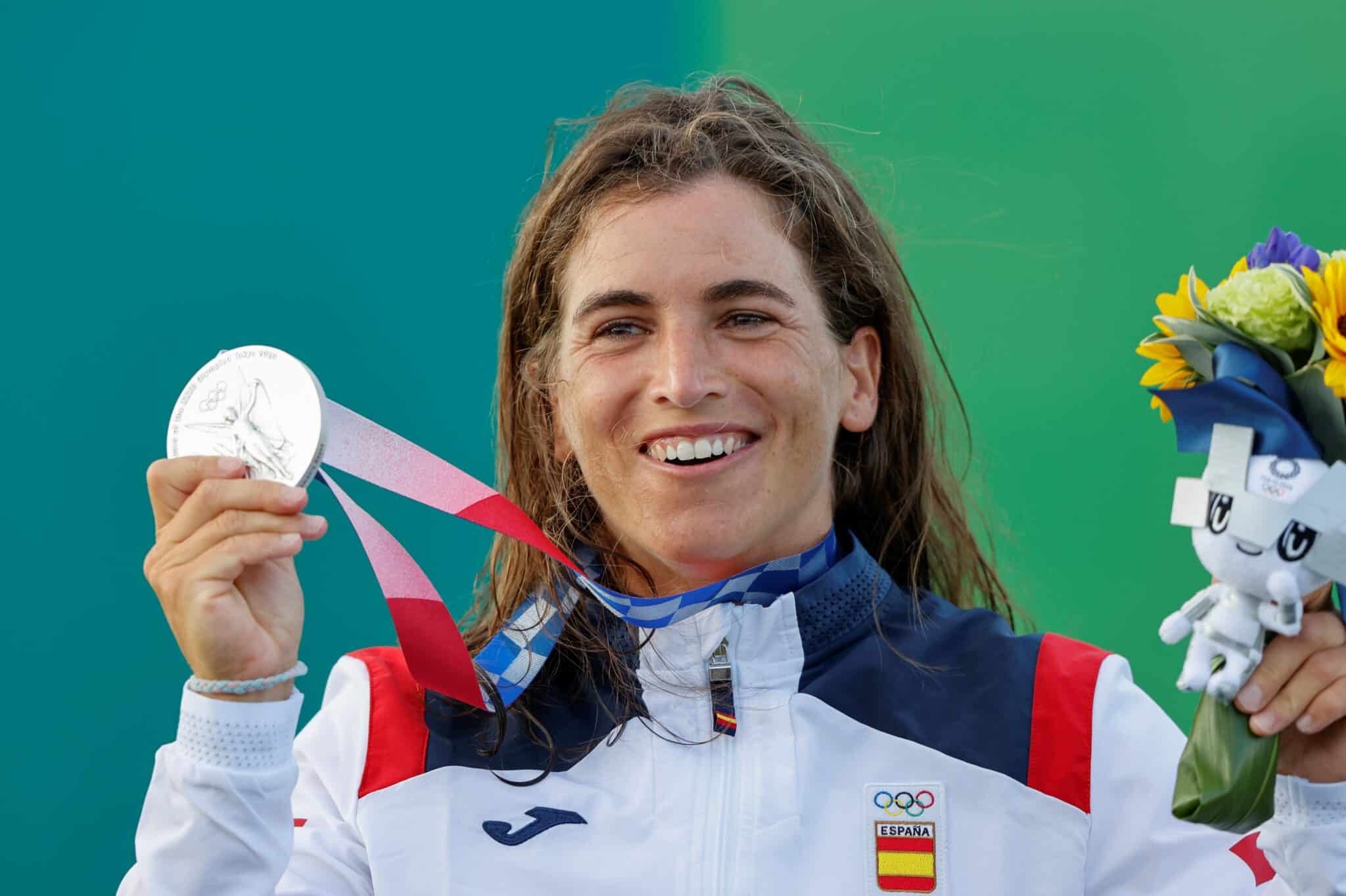 La española Maialen Chourraut celebra en el podio tras recibir la medalla de plata en kayak