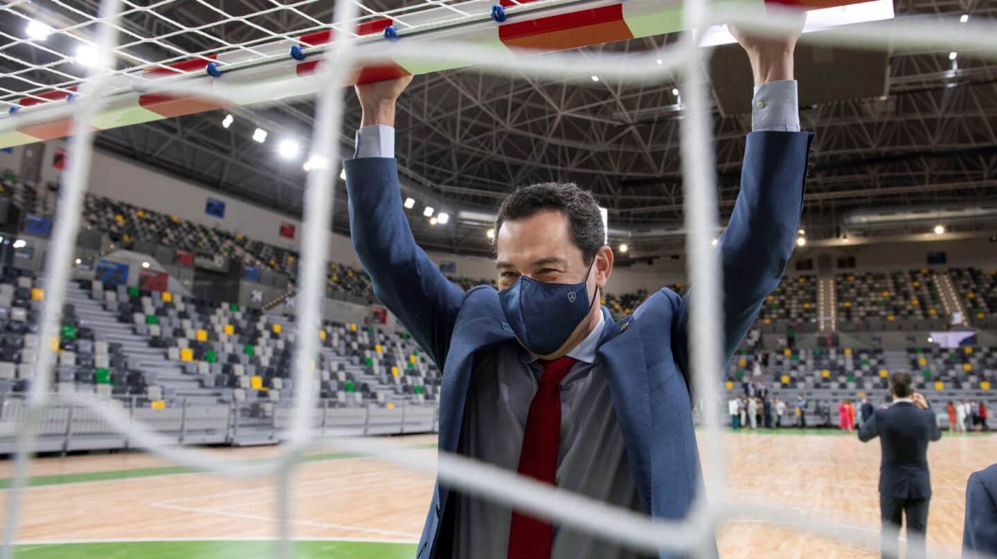 El presidente de la Junta de Andalucía, Juanma Moreno, durante la inauguración del Palacio de Deportes 'Olivo Arena', en Jaén el pasado 1 de julio
