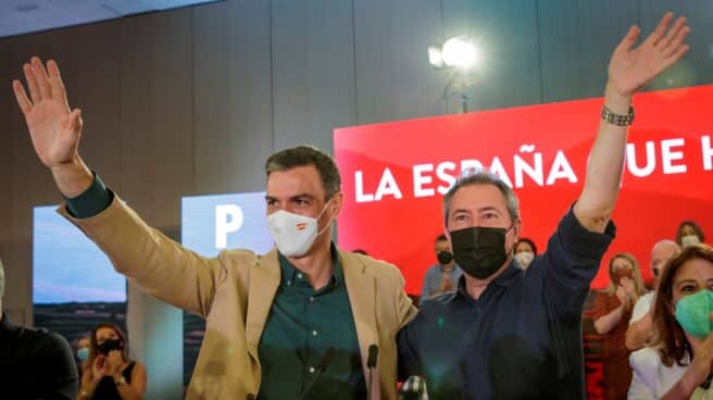 El presidente del Gobierno, Pedro Sánchez, junto al candidato socialista a la Junta, precandidato a la Secretaría General del PSOE-A y alcalde de Sevilla, Juan Espadas.