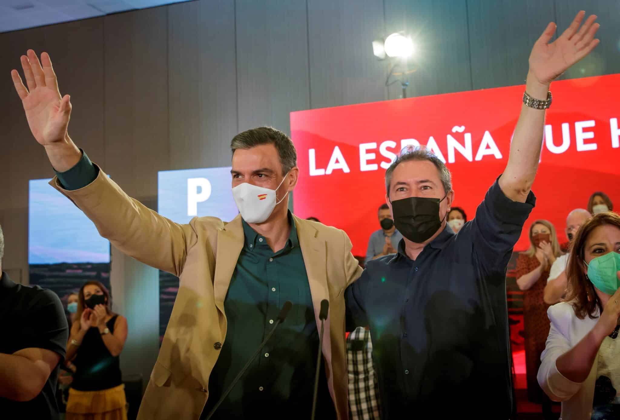 El presidente del Gobierno, Pedro Sánchez, junto al candidato socialista a la Junta, precandidato a la Secretaría General del PSOE-A y alcalde de Sevilla, Juan Espadas.