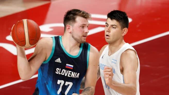 Olímpicos 2020 - Baloncesto: Argentina vs Eslovenia El alero argentino Gabriel Deck defiende en el poste bajo al base esloveno Luka Doncic.
