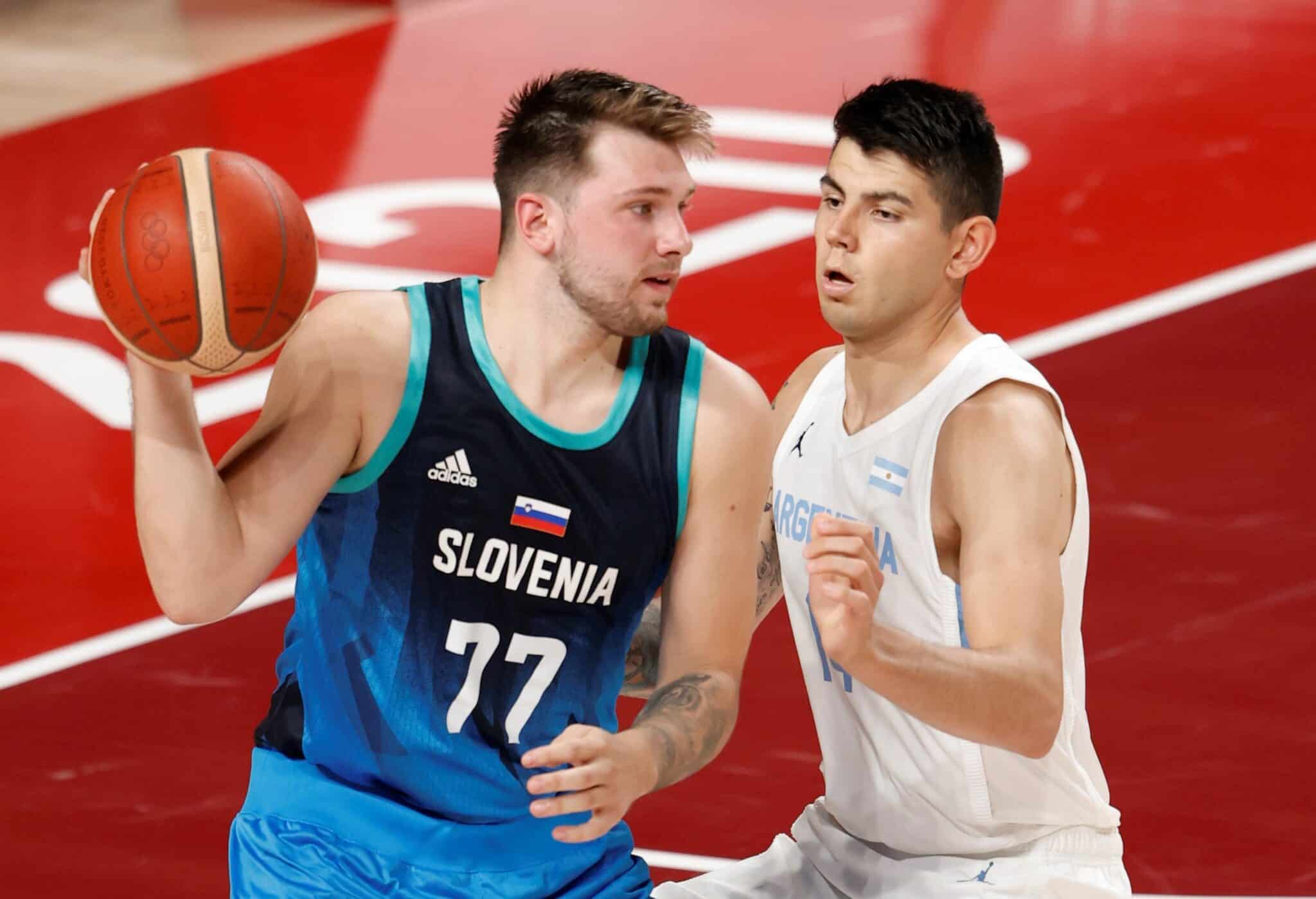 El alero argentino Gabriel Deck defiende en el poste bajo al base esloveno Luka Doncic.