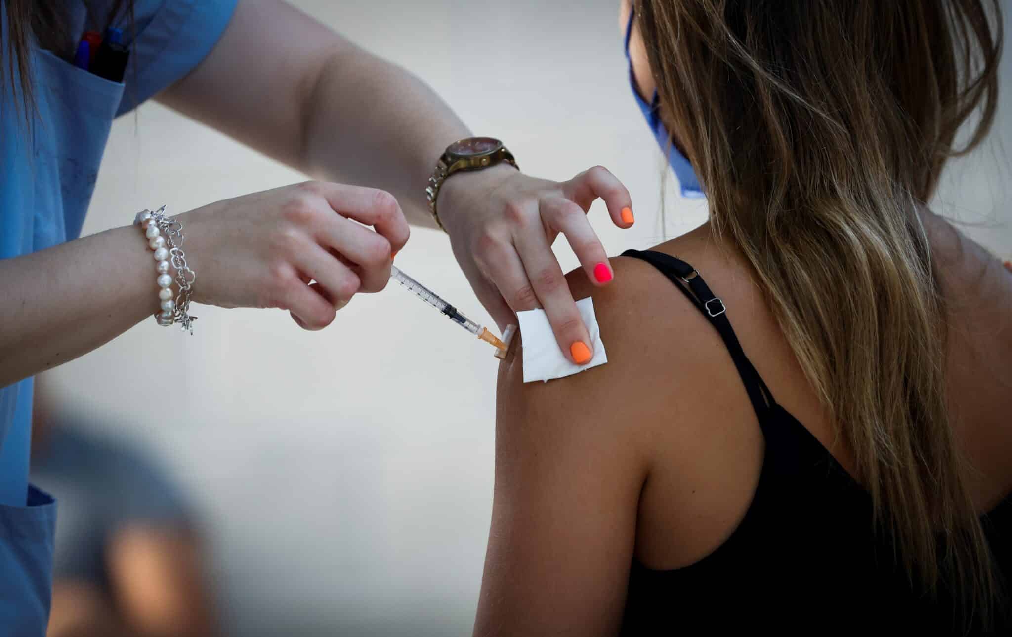 Una joven recibe la vacuna contra la covid-19 este martes en la plaza de toros de Illumbe de San Sebastián