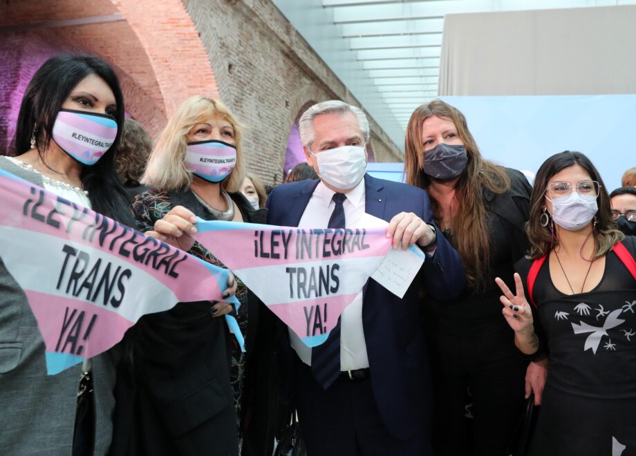 El presidente argentino Alberto Fernández posa el pasado miércoles con personas trans durante la promulgación de la ley que protege su cupo laboral, en Buenos Aires