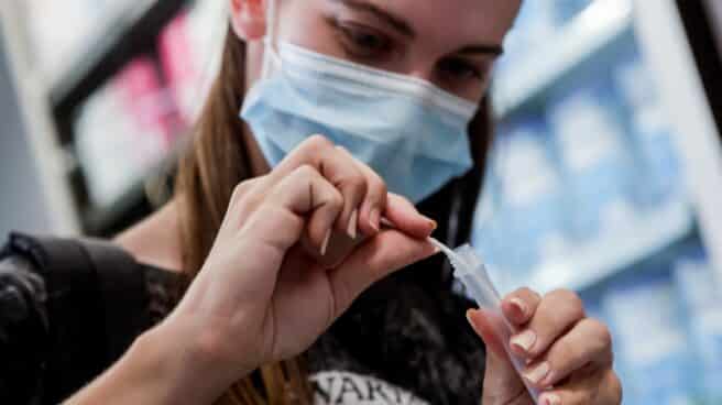 Una joven prueba uno de los autotest de antígenos.