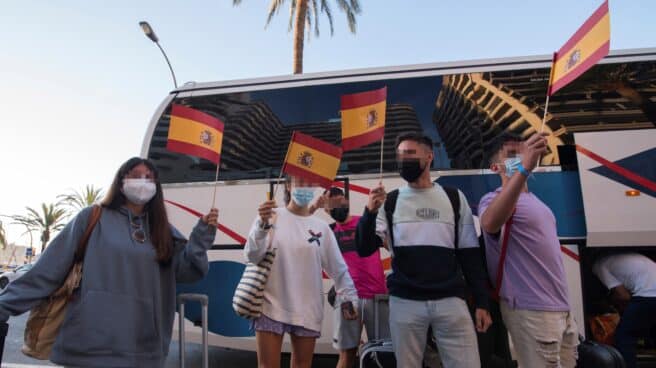 Estudiantes abandonan el hotel covid de Palma de Mallorca. Estudiantes abandonan el hotel covid de Palma de Mallorca.