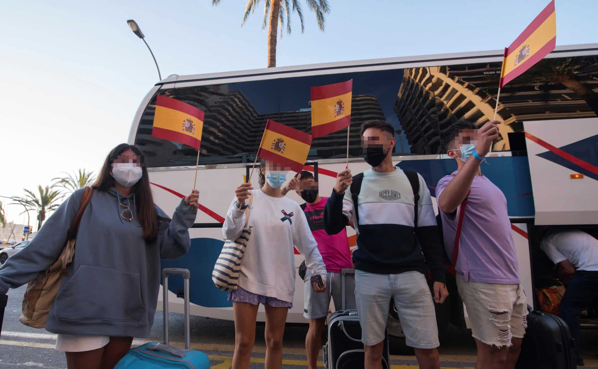 Estudiantes abandonan el hotel covid de Palma de Mallorca.
