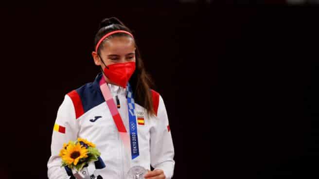 La española Adriana Cerezo recibe la medalla de plata en la categoría de -49kg femenina de Taekwondo durante los Juegos Olímpicos 2020, este sábado en el recinto de Makuhari Messe en Tokio (Japón).