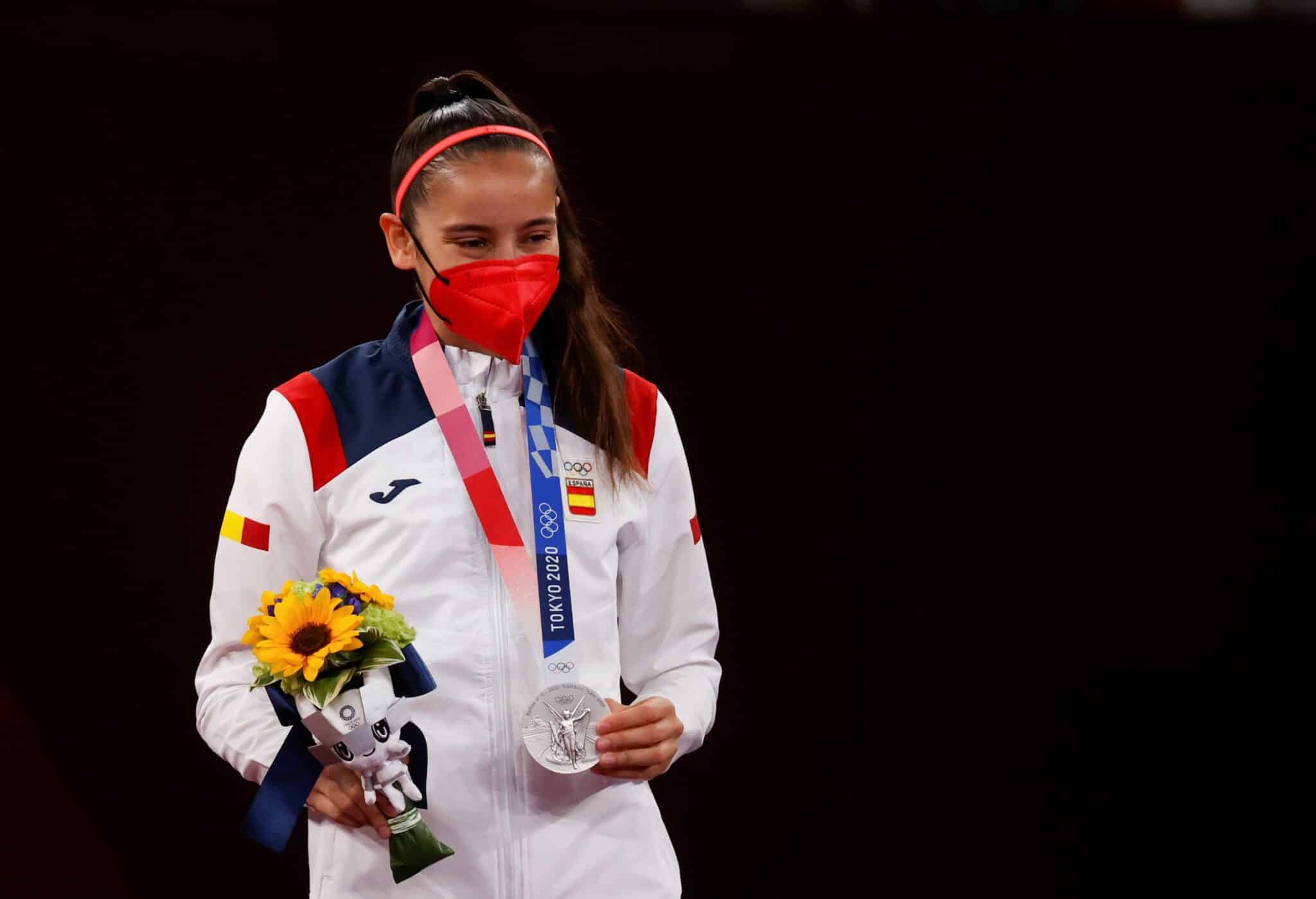 La española Adriana Cerezo recibe la medalla de plata en la categoría de -49kg femenina de Taekwondo durante los Juegos Olímpicos 2020, este sábado en el recinto de Makuhari Messe en Tokio (Japón).