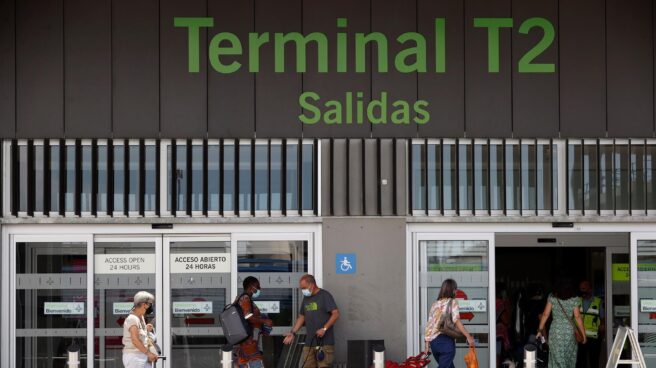 El Gobierno israelí prepara la prohibición de los vuelos a España por su "tasa extrema de contagios" Pasajeros llegan al aeropuerto de Madrid Adolfo Suárez Barajas este jueves, fecha de inicio de la operación salida, que coincide con la reapertura de las terminales T2 y T3, con las que el aeropuerto recupera toda su operativa tras el cierre por la pandemia del coronavirus.