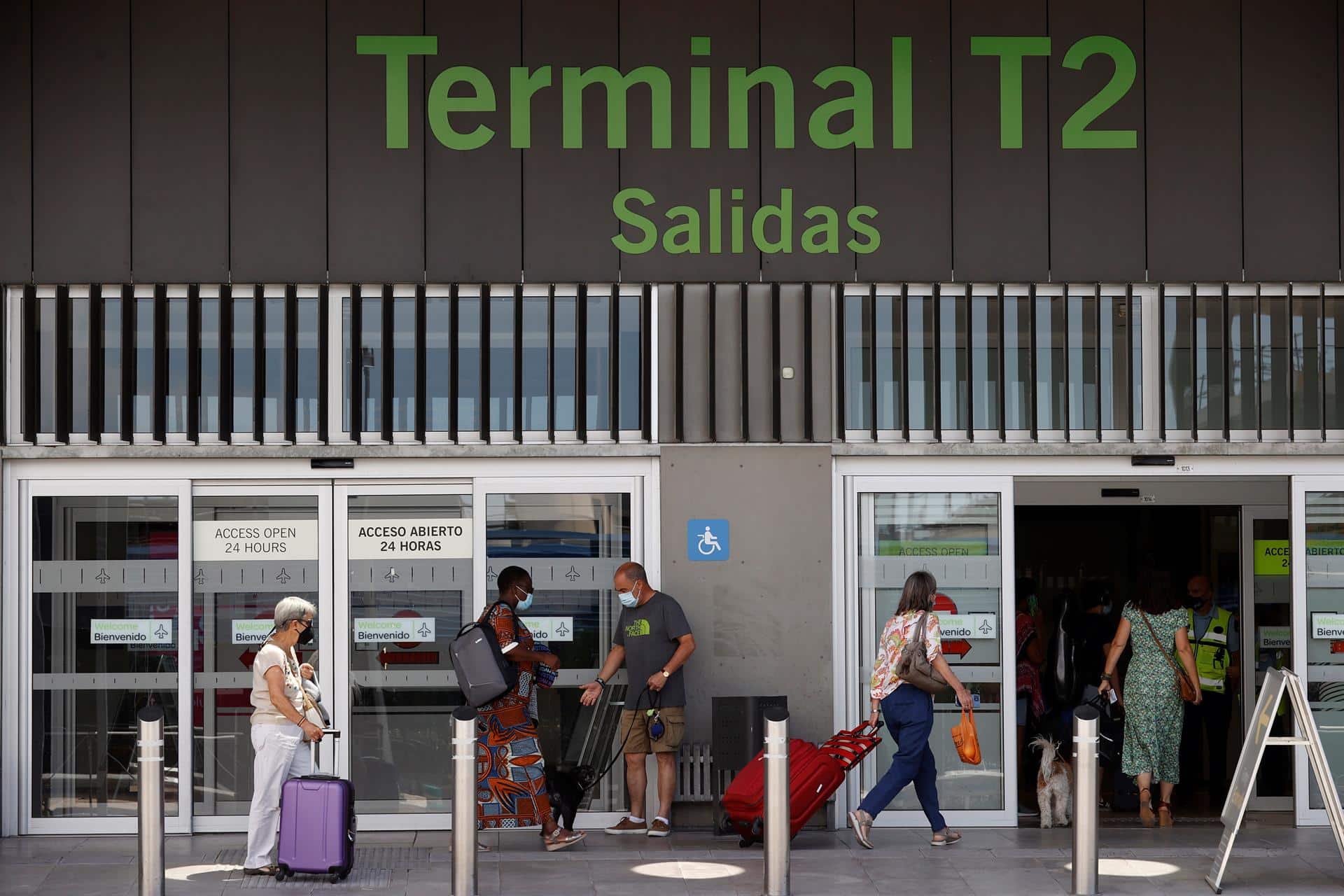 Pasajeros llegan al aeropuerto de Madrid Adolfo Suárez Barajas este jueves, fecha de inicio de la operación salida, que coincide con la reapertura de las terminales T2 y T3, con las que el aeropuerto recupera toda su operativa tras el cierre por la pandemia del coronavirus.