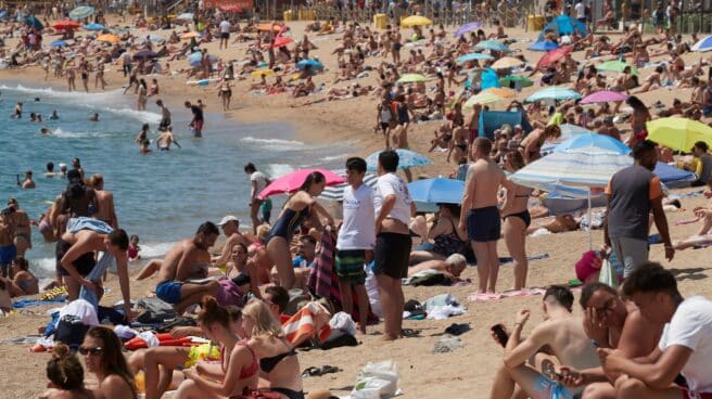 Gran afluencia de publico en la playa de Barceloneta de Barcelona el pasado sábado.