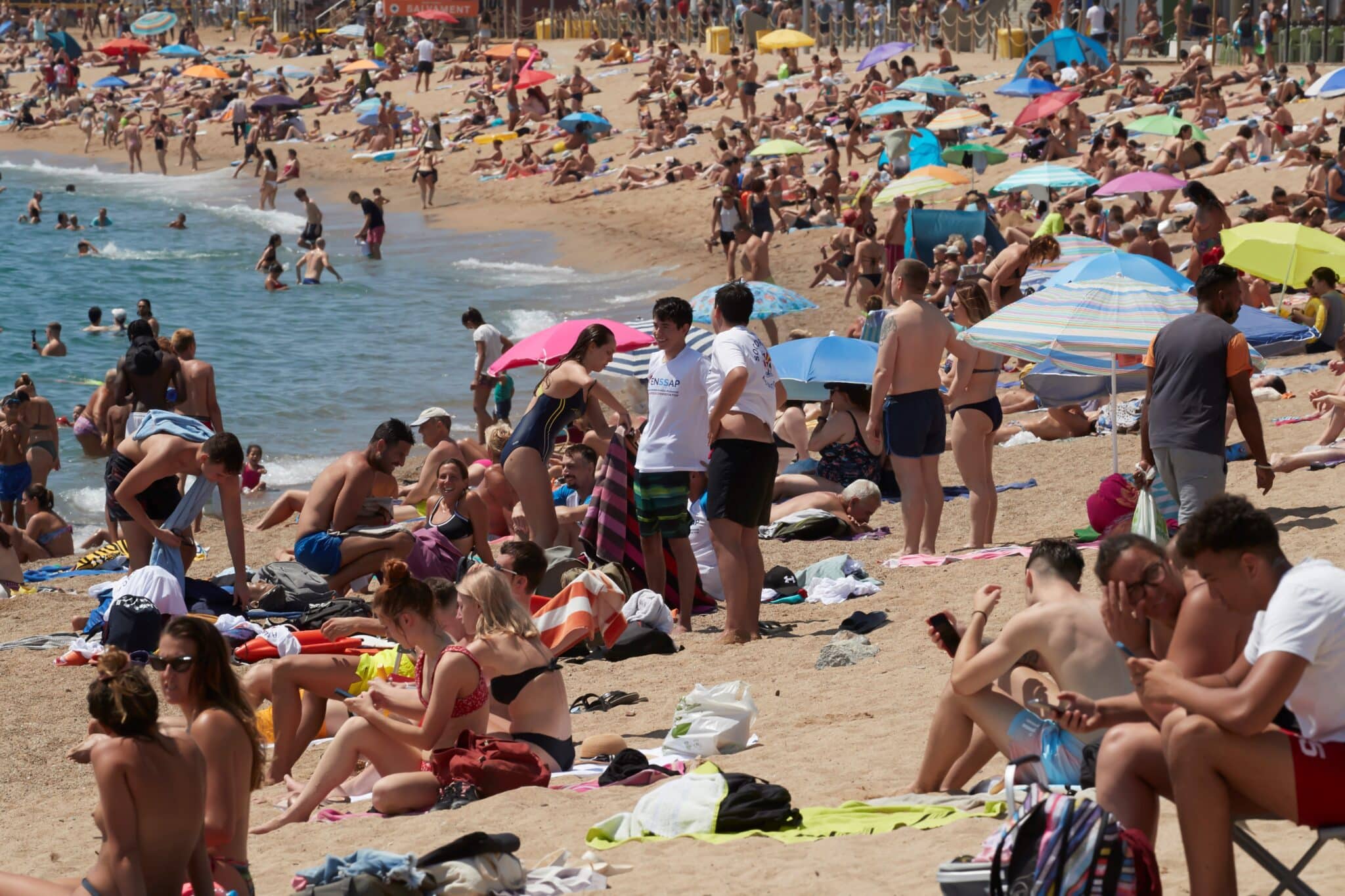Gran afluencia de publico en la playa de Barceloneta de Barcelona el pasado sábado.