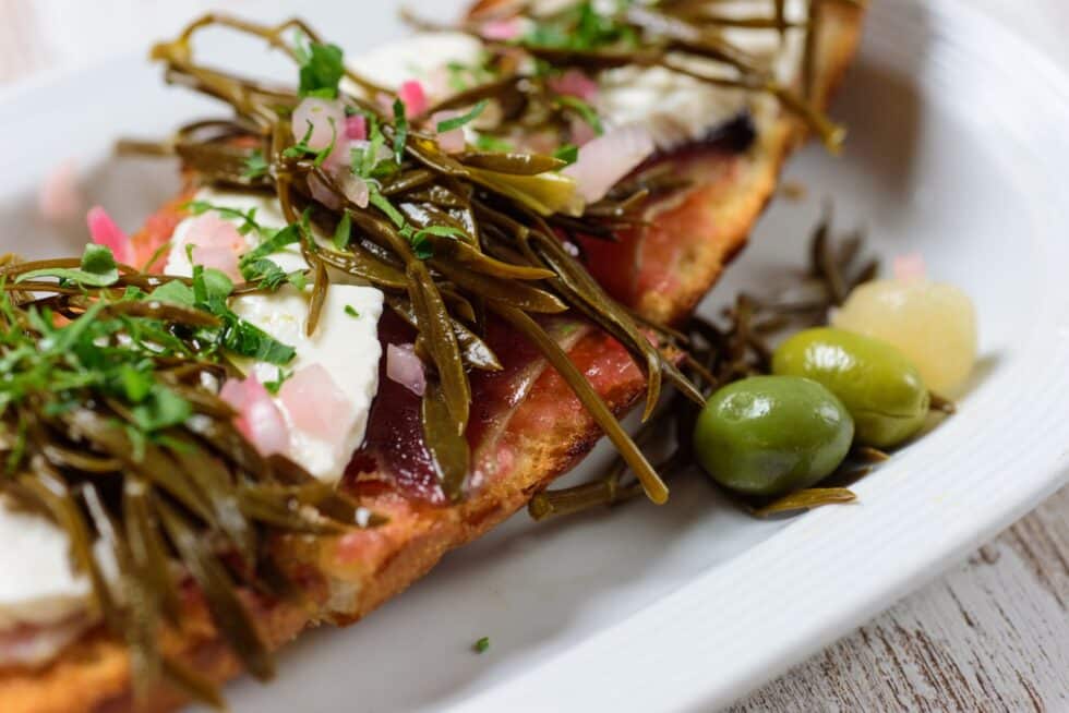 La tostada Manolo Segarra, un "must" en el Bar Mercat de Jávea