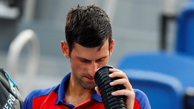 El serbio Novak Djokovic se refresca debido a las altas temperaturas que se están registrando en los Juegos Olímpicos