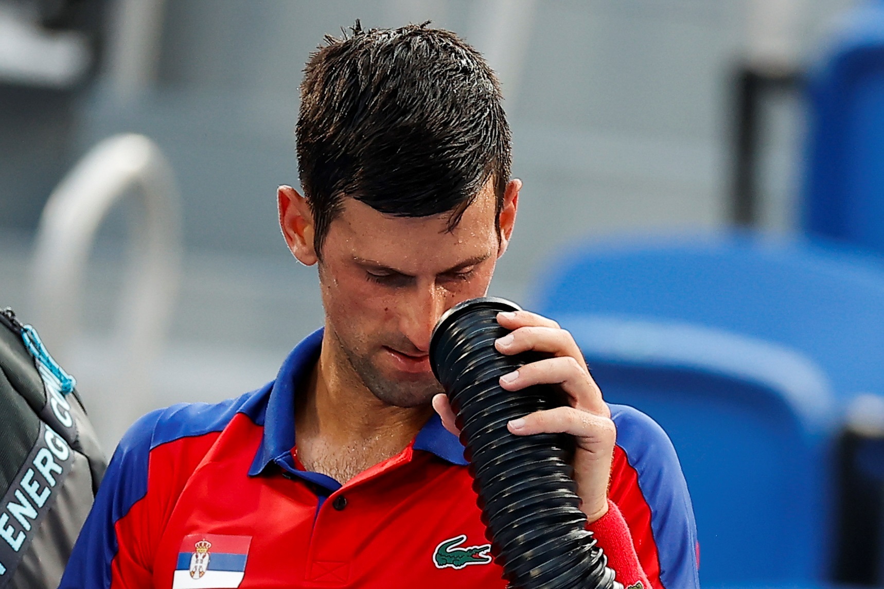 El serbio Novak Djokovic se refresca debido a las altas temperaturas que se están registrando en los Juegos Olímpicos