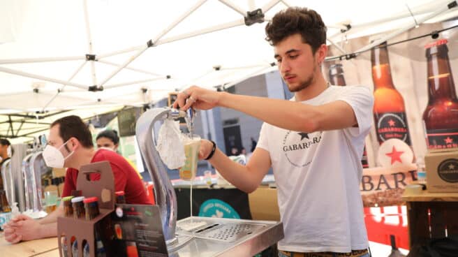 Un camarero sirve un tubo de cerveza en la Plaza Mayor de Leganés, Madrid.