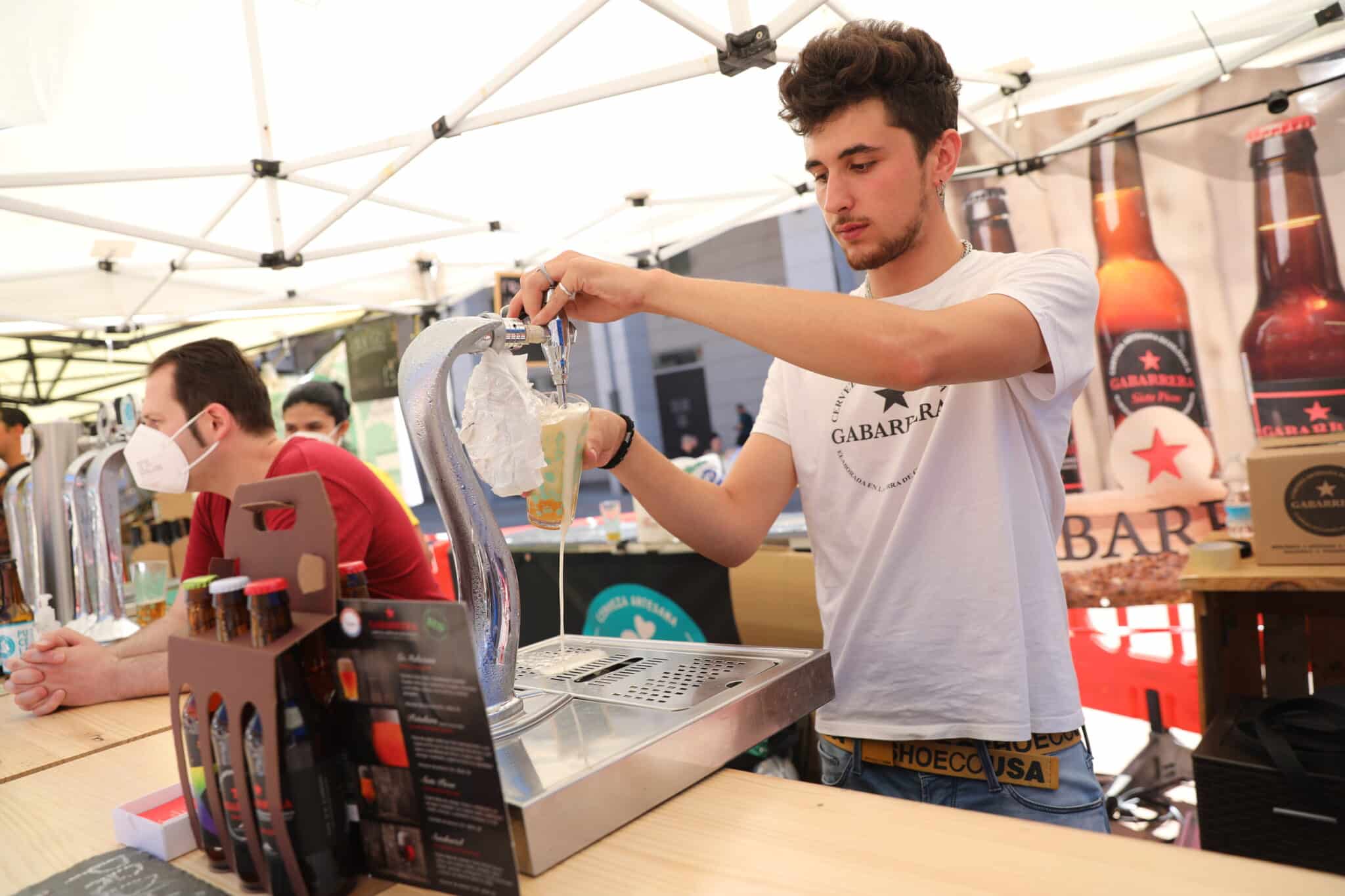 Un camarero sirve un tubo de cerveza en la Plaza Mayor de Leganés, Madrid.