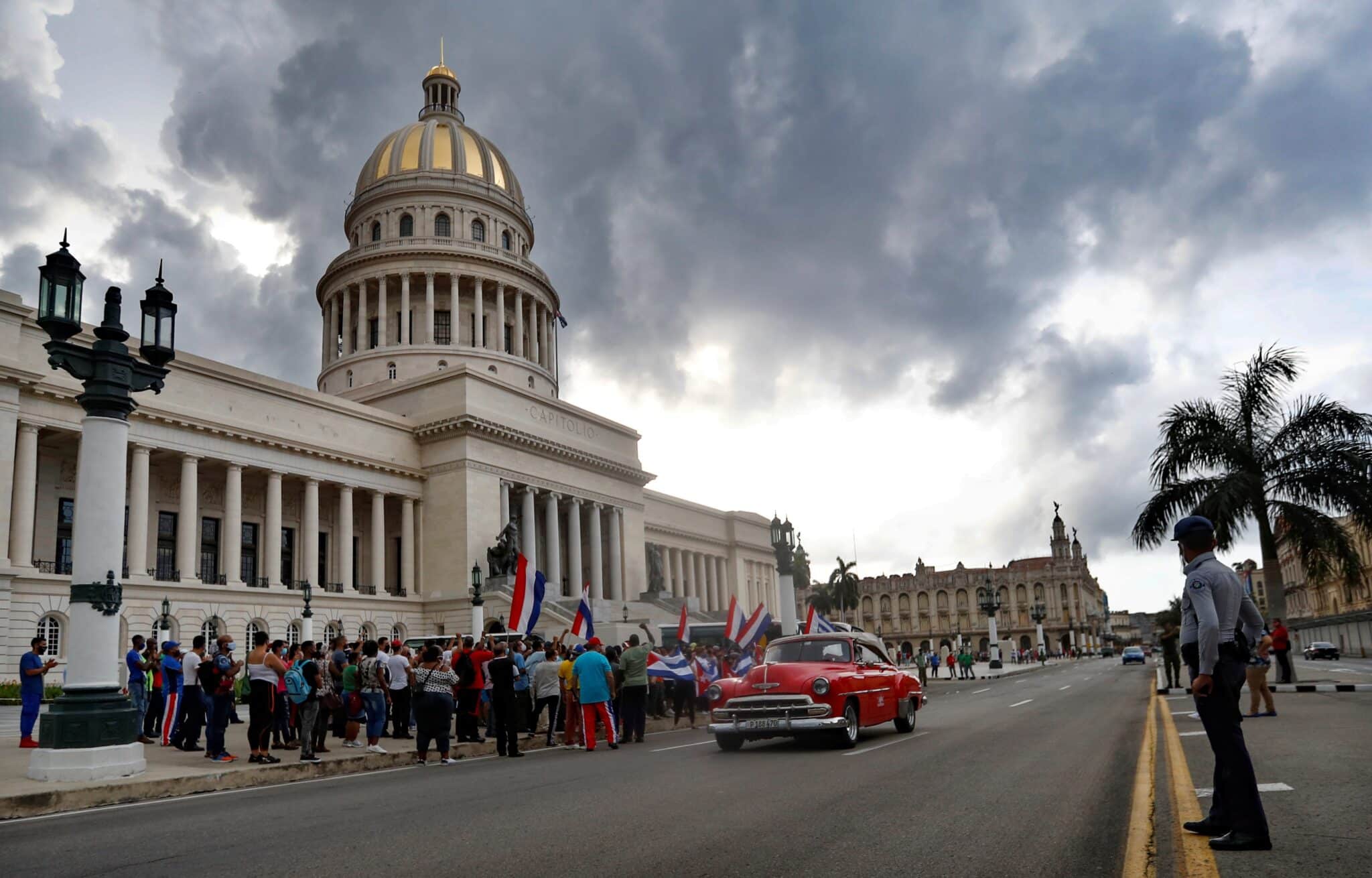 Afines al régimen castrista se concentran en el Capitolio de La Habana