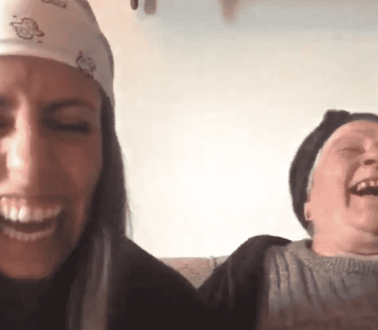 "Me estoy ahogando de la risa": la broma de una joven a su abuela que se ha viralizado en redes