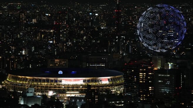 Imagen de la bola del mundo que han formado cientos de drones encima del Estadio Olímpico