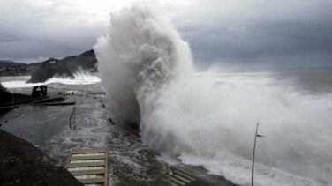 Cuatro provincias en riesgo por viento y olas mientras las máximas bajan notablemente