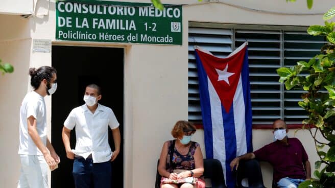 Todos esperan un Gorbachov en Cuba Varios cubanos en un centro de vacunación en La Habana