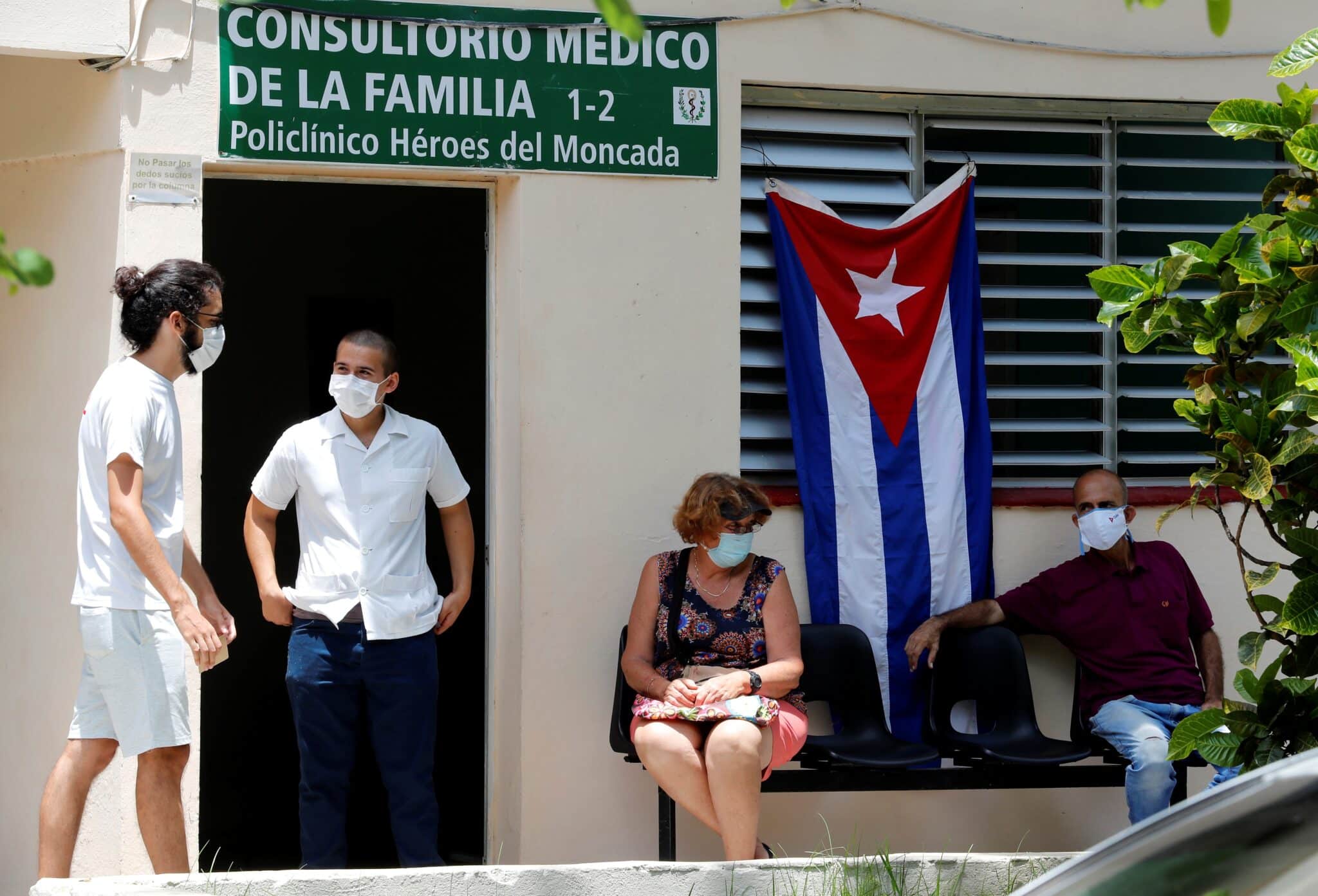 Varios cubanos en un centro de vacunación en La Habana