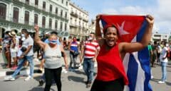 Miles de cubanos salen a las calles al grito de "abajo la dictadura" y "libertad"