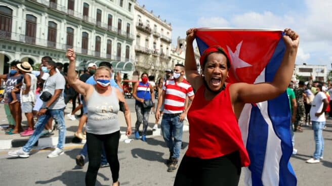 Varios cubanos exhiben su descontento en La Habana