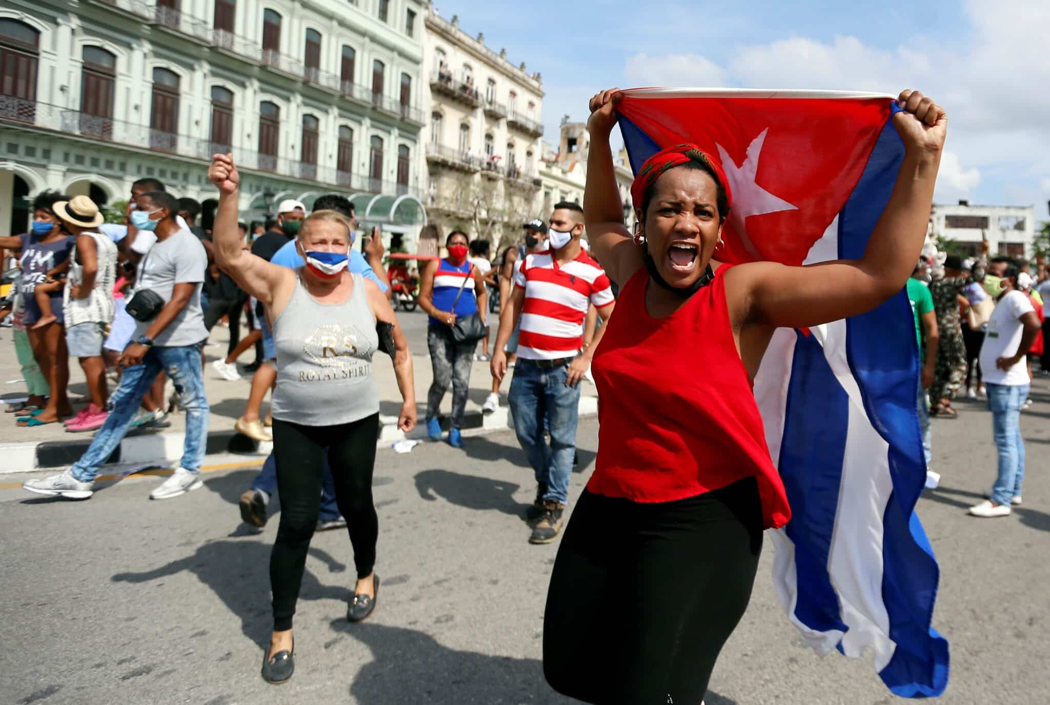 Varios cubanos exhiben su descontento en La Habana
