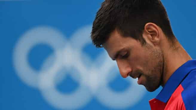Novak Djokovic se lamenta durante las semifinales de los Juegos ante Zverev Novak Djokovic se lamenta durante las semifinales de los Juegos ante Zverev