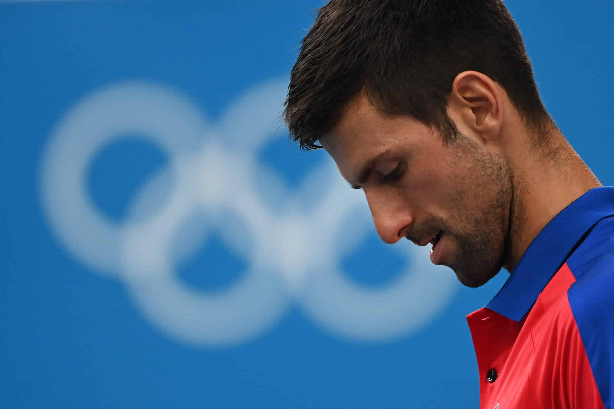 Novak Djokovic se lamenta durante las semifinales de los Juegos ante Zverev