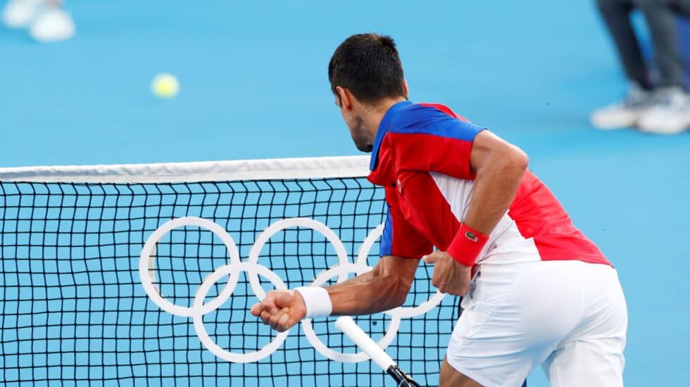 Novak Djokovic estampa su raqueta en la red de los Juegos Olímpicos de Tokio