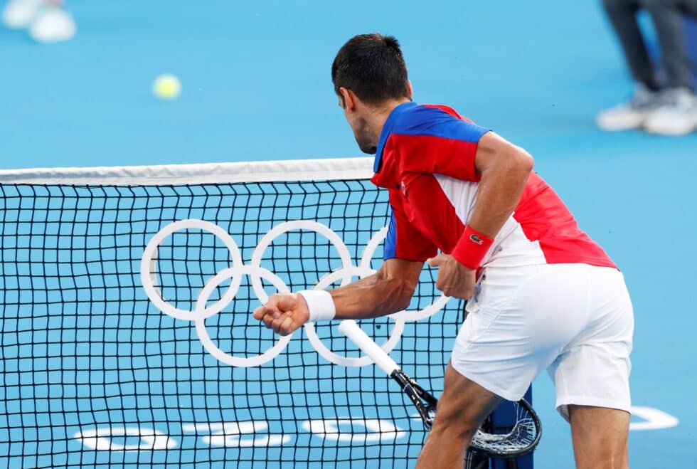 Novak Djokovic estampa su raqueta en la red de los Juegos Olímpicos de Tokio