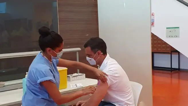Pedro Sánchez recibe la segunda dosis de la vacuna contra el Covid