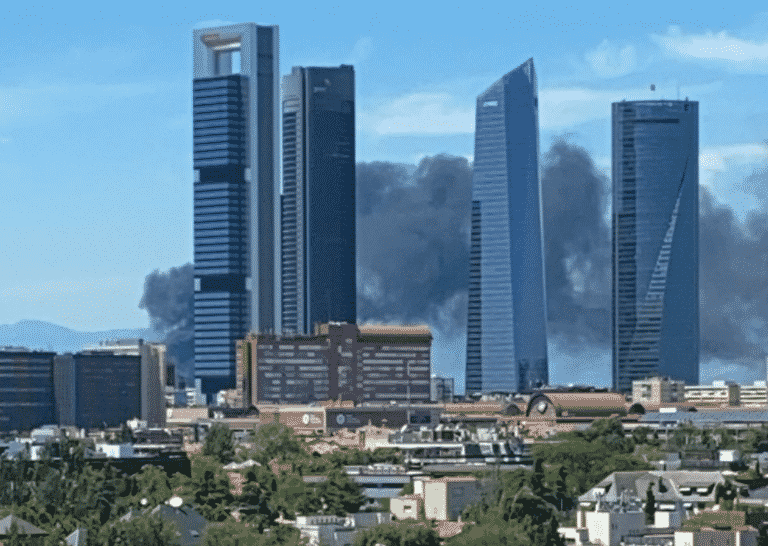 Aparatoso incendio sin heridos en un edificio en obras en el barrio de Mirasierra
