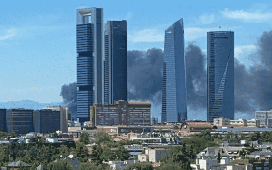 Aparatoso incendio sin heridos en un edificio en obras en el barrio de Mirasierra