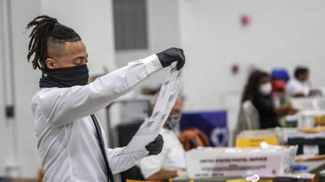 Elecciones en EEUU: problemas por resolver Un miembro de departamento electoral de Detroit comprueba los votos anticipados.