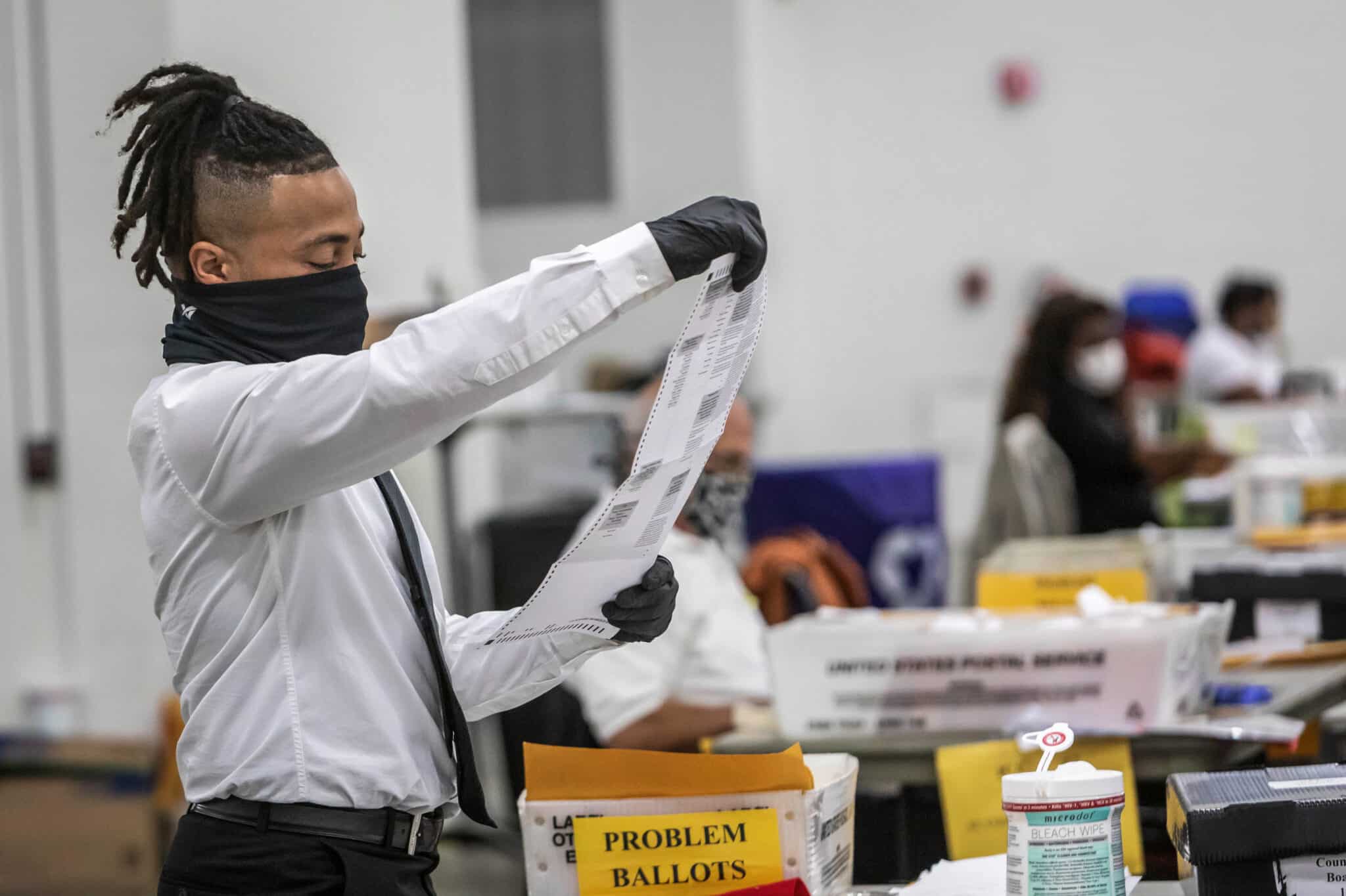 Un miembro de departamento electoral de Detroit comprueba los votos anticipados.